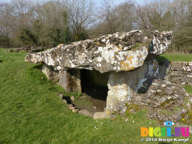 FZ004215 Tinkinswood burial chamber